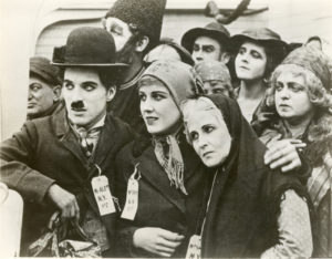 L'Émigrant de Landor Road de Guillaume Apollinaire dans Alcools - Photo promotionnelle pour L'Immigrant de Charlie Chaplin - 1917