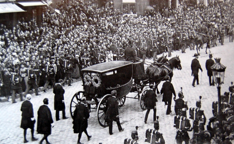 Au Moment De Rentrer En France de Victor Hugo dans Les Châtiments - Photographie tiré du fond Léon et Levy - Transfert du cercueil de Victor Hugo au Panthéon - 1er juin 1885