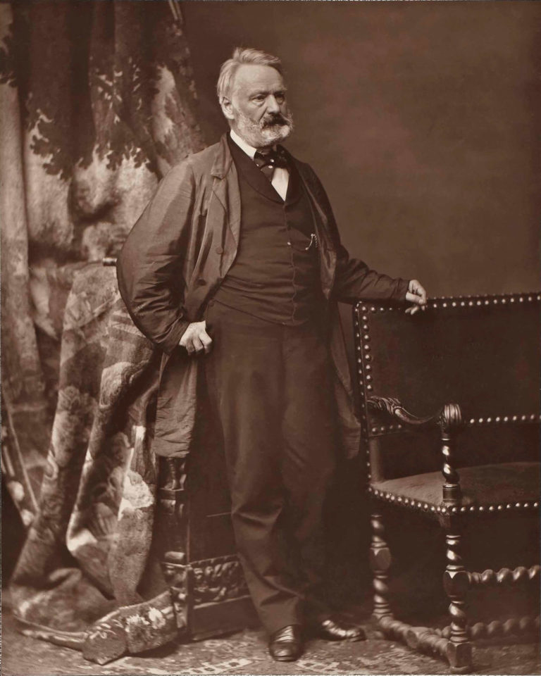Victor Hugo - Photographie de Bertall - Portrait de plein pied à Bruxelles - 1870